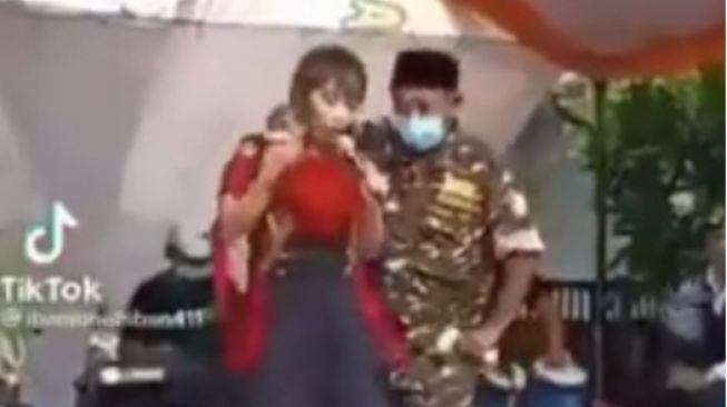 Viral! Keciduk Asik Joget Bareng Biduan, Diduga Anggota Banser Ini Dihujat Warganet