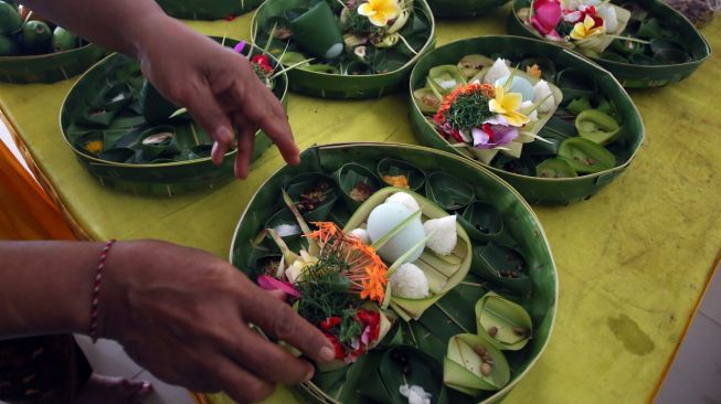 Umat Hindu membuat sesaji untuk persembahan upacara Taur Agung di Pura Parahyangan Jagat Guru, Serpong, Tangerang Selatan, Banten, Senin (28/2/2022). [ANTARA FOTO/Muhammad Iqbal/hp]