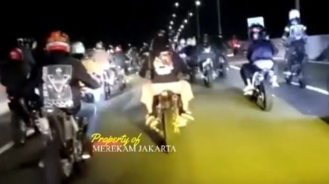 Tangkapan layar video viral puluhan pengendara supermoto melintasi Tol Kelapa Gading-Pulo Gebang, Jakarta Timur, Sabtu (26/2/2022). [Instagram@merekamjakarta]