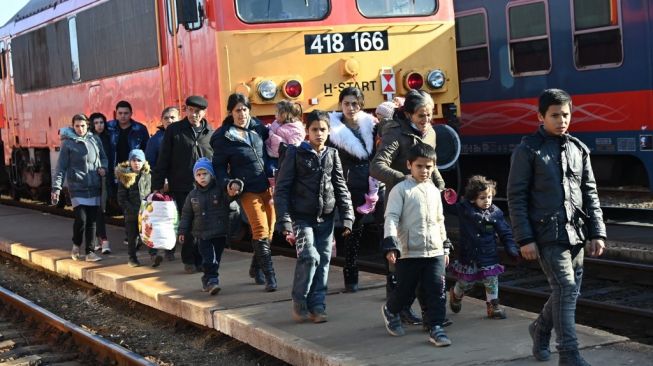 Sekelompok pengungsi Ukraina tiba di stasiun kereta api Zahonyi, lokasi yang berdekatan dengan perbatasan Ukuraina-Hungaria. (Foto: AFP)