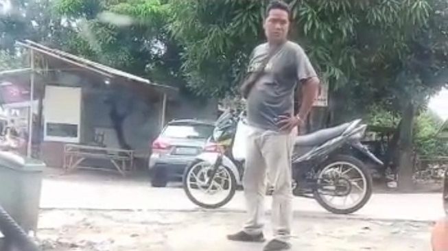 Tangkapan layar video viral seorang pria mengamuk meminta oli mesin motor hingga ancam bakar bengkel jika permintaannya tak dipenuhi di Ciputat, Kota Tangerang Selatan (Tangsel). [Ist]