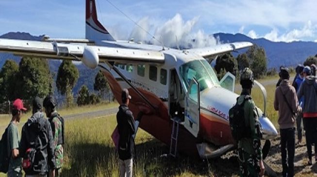 Pesawat SAS PK-FSW Bawa Sembako Tergelincir Di Bandara Bilorai, Intan Jaya Papua, Enam Penumpang Selamat