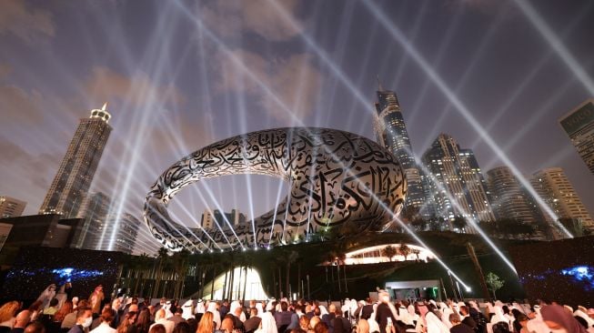 Orang-orang menghadiri upacara pembukaan 'Museum Masa Depan' di Dubai, Uni Emirat Arab, Rabu (23/2/2022). [Karim SAHIB / AFP]