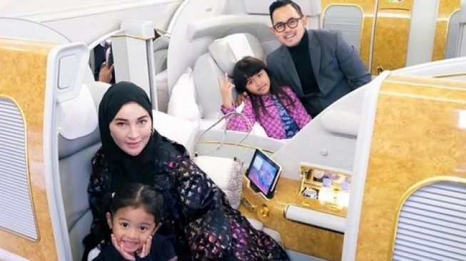 Gilang Widya Pramana dan Shandy Purnamasari mengajak serta dua anaknya menuju Paris. [Instagram]