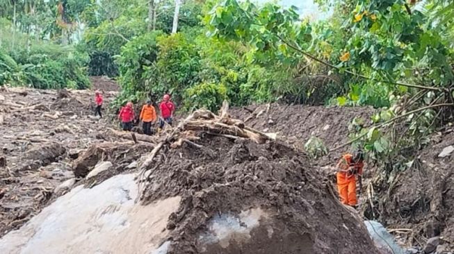 Lima Warga Tertimbun Longsor Akibat Gempa di Pasaman, Tim SAR Gabungan Masih Lakukan Pencarian Jasad Korban