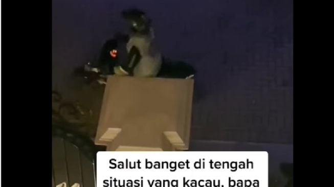 Viral Satu Negara Dibuat Nangis Driver Ojol yang Tegar Antar Pesanan Saat Anaknya Meninggal Dunia, Ternyata Ini Faktanya