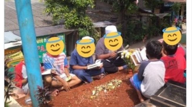 Bikin Haru, Viral Potret Sekumpulan Bocah Rutin Datang ke Makam Temannya untuk Yasinan Selama 7 Hari