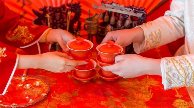 Ilustrasi tradisi minum teh di pernikahan Tionghoa.  (Pixabay/@BooLee)