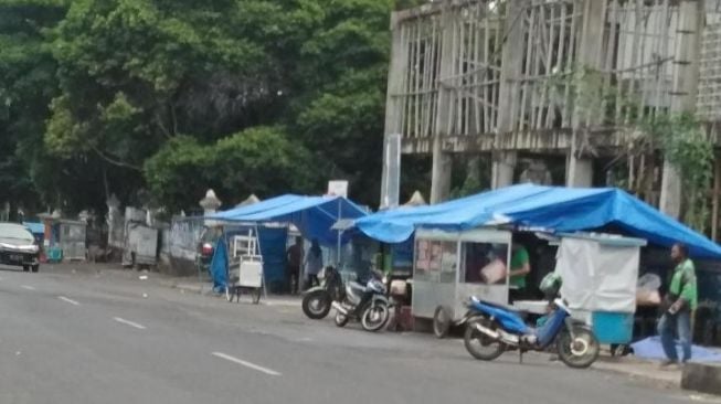 Ditertibkan Satpol PP karena Dinilai Kumuh, PKL di Sekitar Lapangan Saburai Pasang Atap Baru