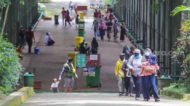 Pengunjung berwisata di Taman Marga Satwa Ragunan, Jakarta Selatan, Senin (28/2/2022). [Suara.com/Alfian Winanto]