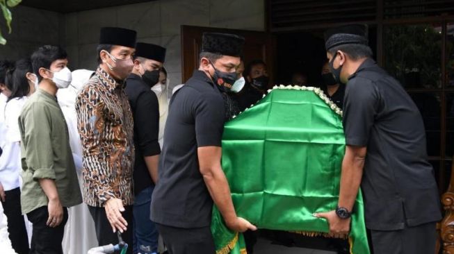  Presiden Joko Widodo atau Jokowi saat bertakziah ke rumah duka mendiang  Miyono Suryosardjono di Surakarta, Senin (28/2/2022). [Foto: Lukas - Biro Pers Sekretariat Presiden]