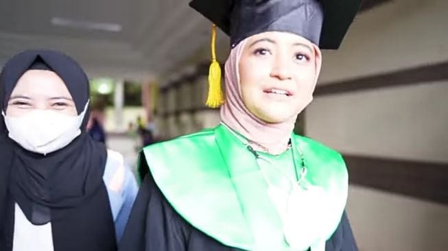 Arafah Rianti wisuda (YouTube/Arafah Rianti)