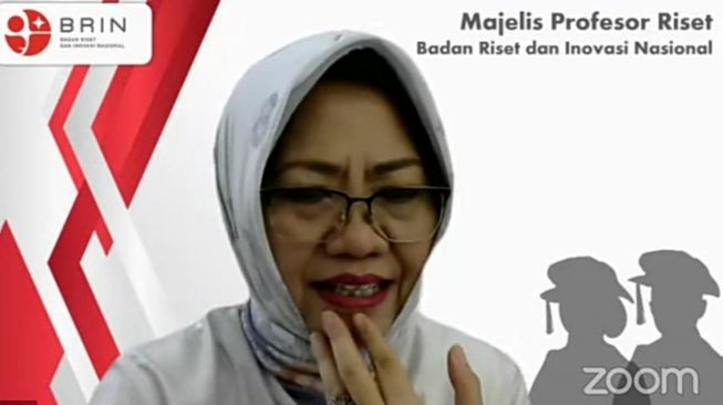 Pengamat Politik Siti Zuhro dalam diskusi bertajuk "Telaah Kritis Usul Perpanjangan Masa Jabatan Presiden dan Wakil Presiden, Senin (28/2/2022). [Tangkapan layar]