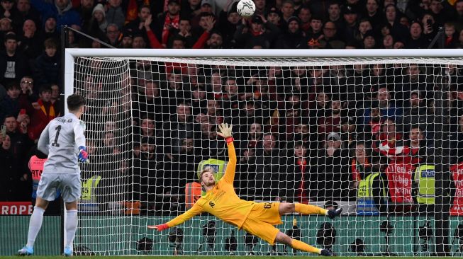 Penjaga gawang Liverpool Caoimhin Kelleher (kanan) menyaksikan tendangan penalti kiper Chelsea Kepa Arrizabalaga (kiri) melewati mistar gawang ketika adu penalti saat pertandingan sepak bola final Piala Liga Inggris / Carabao antara Chelsea dan Liverpool di Stadion Wembley, Inggris, Minggu (27/2/2022). [Glyn KIRK / AFP]