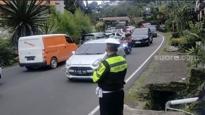 Terjadi Macet Parah di Puncak Bogor Saat Libur Panjang Akhir Pekan, Penyebabnya Mobil Mogok