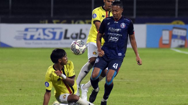 Pesepak bola Arema FC Dendi Santoso (kanan) berebut bola dengan pesepak bola Persik Kediri Yusuf (kiri) dan Marwin Angeles (tengah) pada pertandingan Liga 1 di Stadion I Gusti Ngurah Rai, Denpasar, Bali, Minggu (27/2/2022). [ANTARA FOTO/Nyoman Hendra Wibowo/YU]