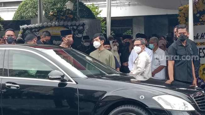 Didampingi Gibran dan Kaesang, Jokowi Antar Jenazah Paman ke Peristirahatan Terakhir di Karanganyar