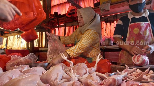 Usai Daging Sapi, Harga Daging Ayam di Pasar Kopro Jakbar Melonjak, Pedagang: Naiknya Kebangetan Banget