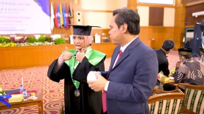 Potret Arafah Rianti Wisuda (YouTube/Arafah Rianti)