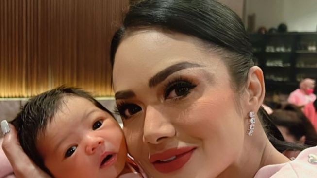 Artis jadi nenek di usia muda (Instagram/@krisdayantilemos)