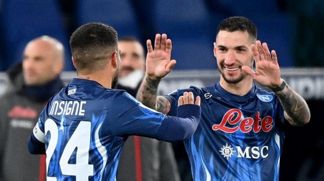 Pemain Napoli Lorenzo Insigne dan Matteo Politano merayakan gol ke gawang Lazio. (Foto: AFP)