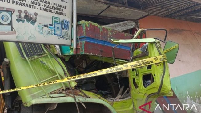 Truk Pengangkut CPO Tetiba Hilang Kendali: Tabrak Mobil, Gilas Motor, Hantam Bangunan Toko, Sopir Tergencet