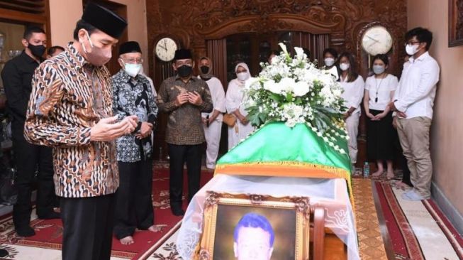 Presiden Jokowi Takziah ke Rumah Duka Almarhum Pamannnya di Surakarta