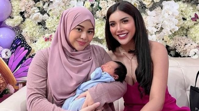 Millen Cyrus bersama Aurel Hermansyah dan Ameena Hanna Nur Atta [Instagram/millencyrus]