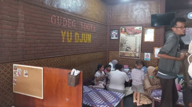 Warung gudeg Yu Djum di Jalan Wijilan, Panembahan, Kraton, Kota Jogja ramai pengunjung saat libur panjang, Senin (28/2/2022). (SuaraJogja.id/Rahmat Jiwandono)