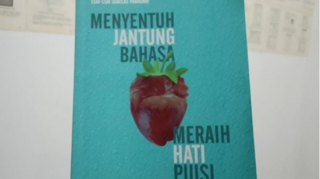 Ulasan Buku Menyentuh Jantung Bahasa, Meraih Hati Puisi