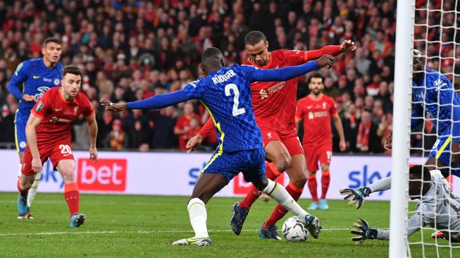 Bek Chelsea Antonio Rudiger (tengah) mengambil alih bola sebelum bek Liverpool Joel Matip dapat memanfaatkan peluang tersebut saat pertandingan sepak bola final Piala Liga Inggris / Carabao antara Chelsea dan Liverpool di Stadion Wembley, Inggris, Minggu (27/2/2022). [JUSTIN TALLIS / AFP]