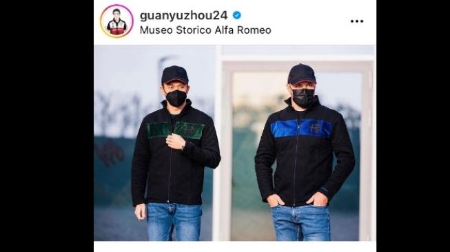 Guanyu Zhou bersama rekan satu tim, Valtteri Bottas di markas Alfa Romeo Instagram: @guanyuzhou24].