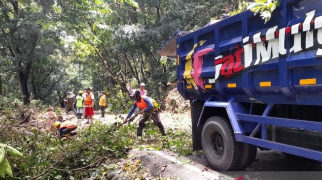 Jalan Nasional Palabuhanratu-Cisolok Tertimbun Longsor