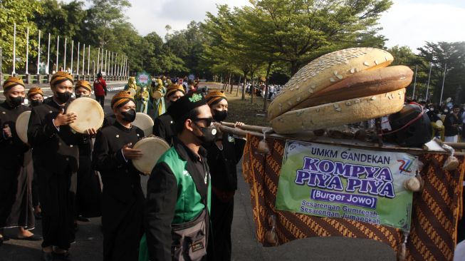 Peserta memainkan rebana saat mengikuti kirab pada Festival Hadrah 2022 di kawasan Stadion Manahan, Solo, Jawa Tengah, Senin (28/2/2022). [ANTARAFOTO/Maulana Surya/hp]