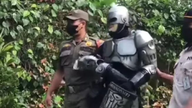 Penangkapan Pengamen Berkostum Robocop di Depok oleh Satpol PP Bikin Geram Warga: Susah Lihat Orang Seneng