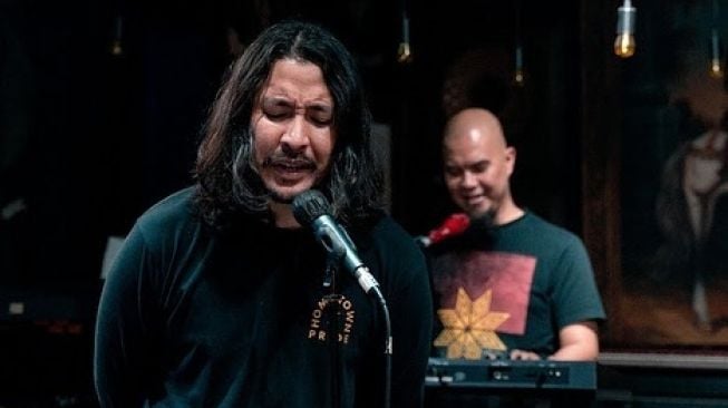 Jadi Vokalis Dewa 19, Ello Sadar Tak Bisa Gantikan Ari Lasso dan Once Mekel