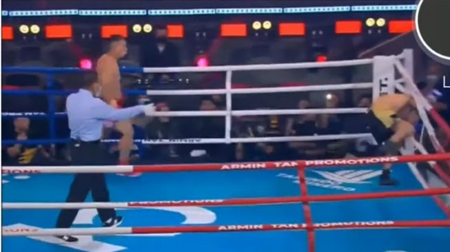 Momen Aldi Taher kabur dari atas ring saat tanding tinju dengan Vicky Prasetyo di ajang Boxing Celebrity Fight. [YouTube]