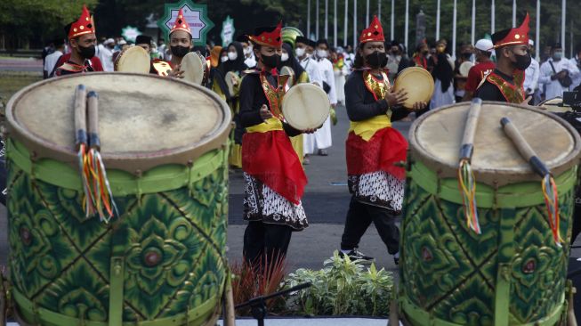 Peserta memainkan rebana saat mengikuti kirab pada Festival Hadrah 2022 di kawasan Stadion Manahan, Solo, Jawa Tengah, Senin (28/2/2022). [ANTARAFOTO/Maulana Surya/hp]