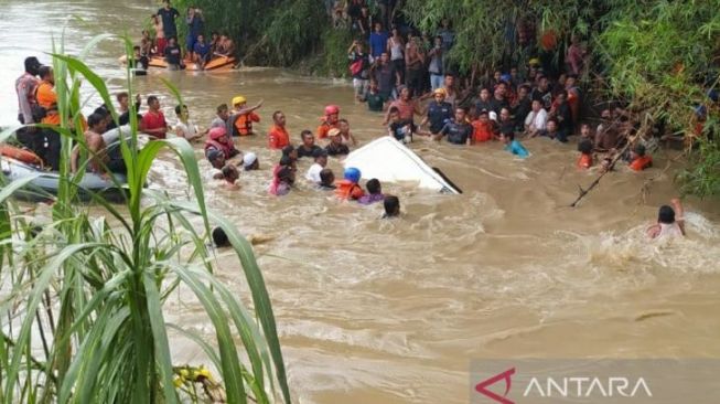 Mobil Avanza Terseret Arus Banjir, Empat Penumpang Perempuan Tak Terselamatkan