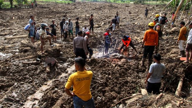 Petugas gabungan dari Basarnas Padang, TNI, Polri, BPBD dan dibantu masyarakat melakukan pencarian korban longsor di jorong Guguk Nagari Malampah, Kecamatan Tigo Nagari, Kabupaten Pasaman, Sumatera Barat, Minggu (27/2/2022). [ANTARA FOTO/Muhammad Arif Pribadi/Lmo/YU]