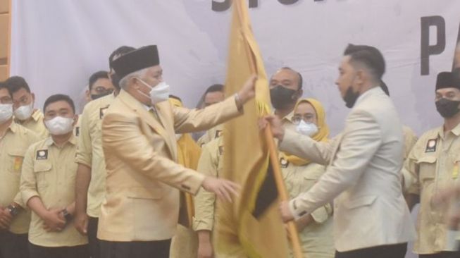 Ketua Majelis Permusyawaratan Partai (MPP) Partai Pelita Din Syamsuddin menyerahkan pataka kepada ketua umum umum Partai Pelita Beni Pramula. [Dok.Antara]