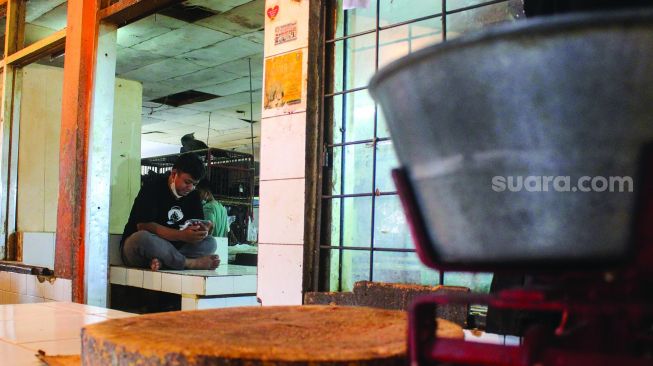 Suasana kios daging sapi di Pasar Pondok Labu, Jakarta Selatan, Selasa (1/3/2022).  [Suara.com/Septian]
