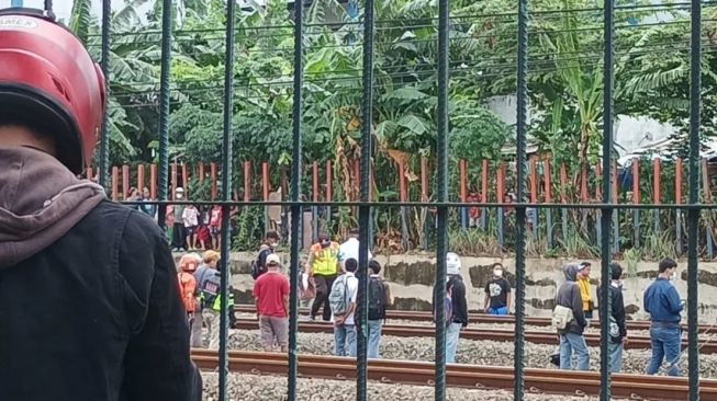 Tragis! Seorang Pria Tewas Tertabrak Kereta di Kawasan Klender