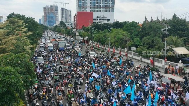 Ribuan Buruh Geruduk Kantor Gubernur Jatim, Tuntut Khofifah Merevisi UMK 2022