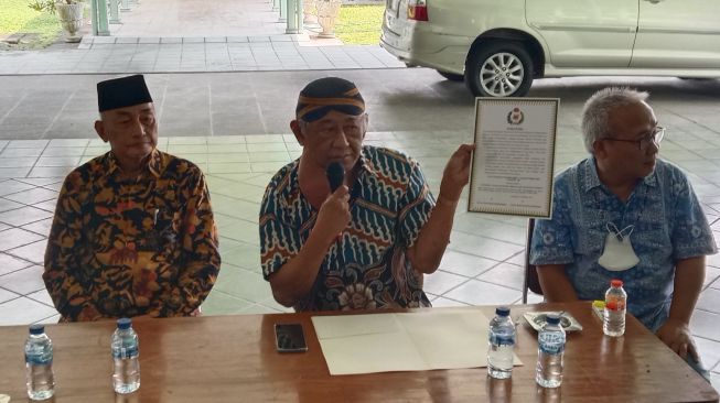 Wedono Satriyo Pura Mangkunegaran, KRMT Lilik Priarso Tirtodiningrat bersama kerabat menunjukan pengumuman KGPAA Mangkunegara X. [suara.com/ari welianto]