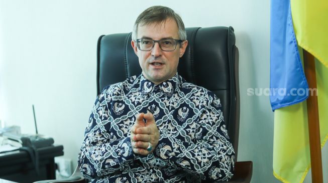 Duta Besar Ukraina Untuk Indonesia, Vasyl Hamianin ketika melakukan sesi wawancara khusus dengan tim Suara.com di kantornya di Kedutaan Besar Ukraina, Setiabudi, Jakarta Selatan, Selasa (1/3/2022). [Suara.com/Alfian Winanto]