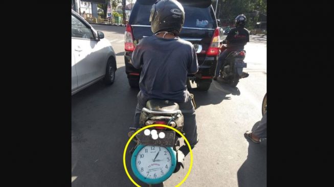 Pelat nomor yang cukup nyeleneh, malah jadi penunjuk waktu (Instagram)