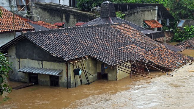 Sejumlah rumah terendam banjir di Kampung Pekarungan Kota Serang, Banten, Selasa (1/3/2022).  ANTARA FOTO/Asep Fathulrahman