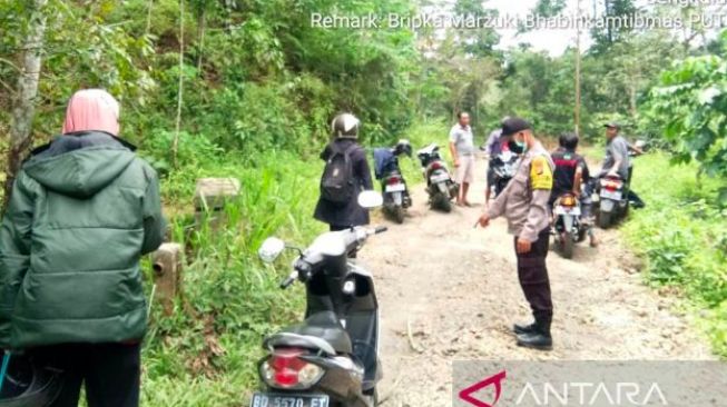 Pulang Mengajar, Guru SD Dibegal Pria Bawa Balok Kayu dan Pisau