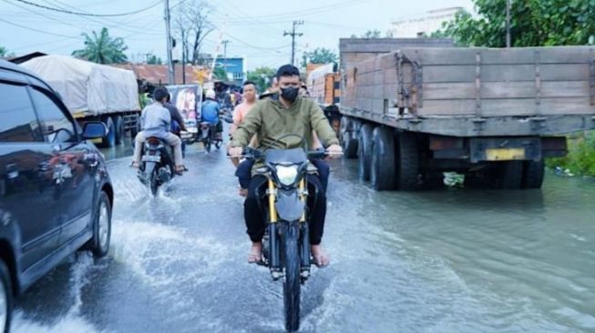 Naik Kereta Trail, Wali Kota Medan Bobby Nasution Pantau Korban Banjir